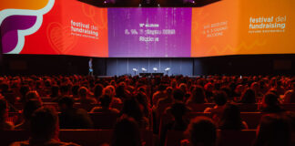 (In foto: Valerio Melandri, fondatore del Festival del Fundraising, annuncia il tema del 2025 durante la plenaria finale dell’edizione del 2024)