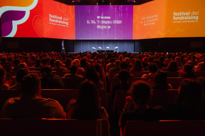 (In foto: Valerio Melandri, fondatore del Festival del Fundraising, annuncia il tema del 2025 durante la plenaria finale dell’edizione del 2024)