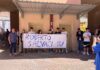 ragazzi con striscione sit-in-ospedale-candidato-sindaco-matera cifarelli