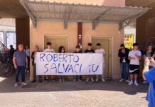 ragazzi con striscione sit-in-ospedale-candidato-sindaco-matera cifarelli