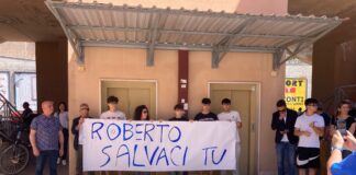 ragazzi con striscione sit-in-ospedale-candidato-sindaco-matera cifarelli