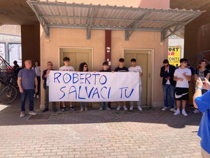ragazzi con striscione sit-in-ospedale-candidato-sindaco-matera cifarelli